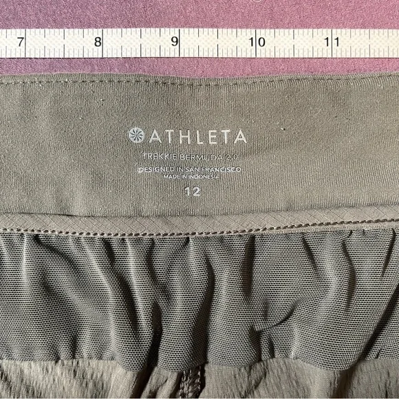 Athleta Trekkie Bermuda 2.0 Shorts in Forest Green - Size 12 Outdoor Hiking - Picture 3 of 6